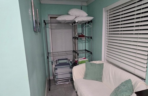 George Town Apartment | Centrally located 1 bedroom efficiency