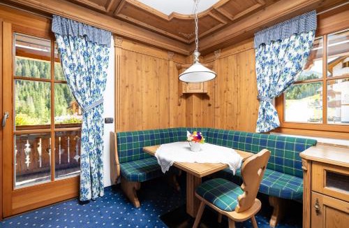 Livinallongo del Col di Lana Hotel | Chalet Barbara
