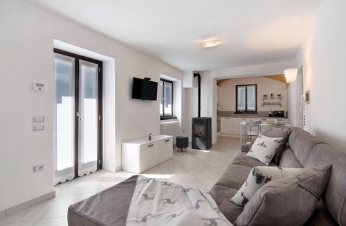 Valtellina House | Chalet Rustico Borgo Vico: Lake View, Terrace, Parking – Cyclists Welcome!