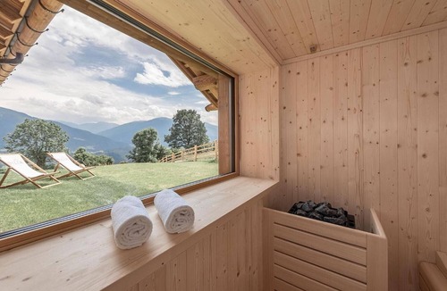 Spinga Apartment | Chalet Sunrise with Mountain Views, Sauna, Hot Tub and Wi-Fi