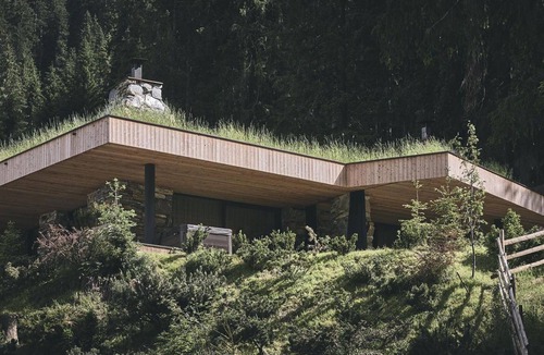 Racines Ski Chalet | Chalet 'Tenne Chalet' with Mountain View, Shared Pool & Wi-Fi