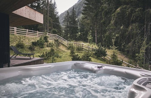 Racines Ski Chalet | Chalet 'Tenne Chalet' with Mountain View, Shared Pool & Wi-Fi