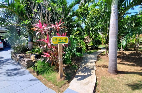Runaway Bay Cottage | Charming 1-BR cottage w/WiFi and AC w/pool and beach access in Runaway Bay