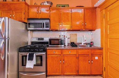 Bedford-Stuyvesant House | Charming 2-bedroom Brownstone with Bar and Balcony in enchanting Brooklyn