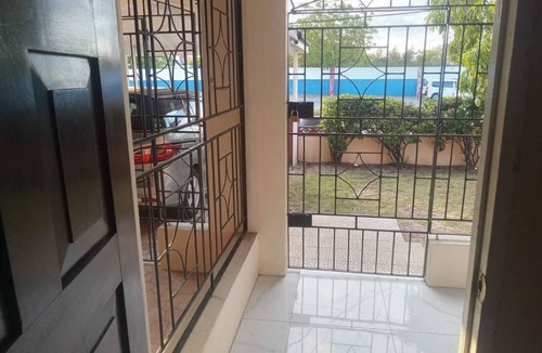 Portmore House | Charming 2-bedroom house in Portmore with WiFi, AC