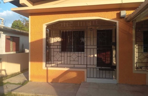 Portmore House | Charming 2-bedroom house in Portmore with WiFi, AC