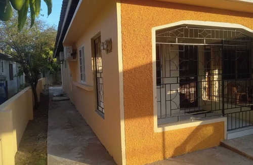 Portmore House | Charming 2-bedroom house in Portmore with WiFi, AC