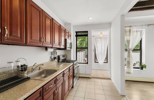 East Flatbush House | Charming 3-bedroom townhome with Garden. 25 mins from the city