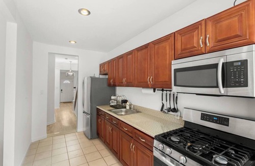 East Flatbush House | Charming 3-bedroom townhome with Garden. 25 mins from the city