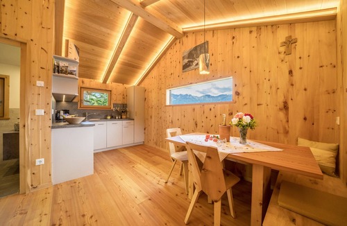 Naturno House | Charming Apartment Kornkammer Lodge with Mountain View, Wi-Fi & Garden; Parking Available