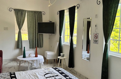 Porus Bed & Breakfast | Charming bed & breakfast with WiFi and AC in fabulous Clarendon Park