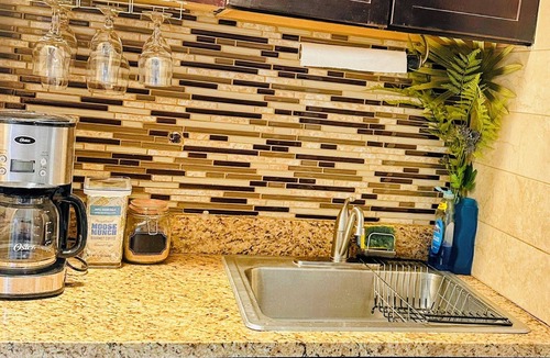 Canarsie House | Charming Master En-Suite in Brooklyn Location. Book your stay today!