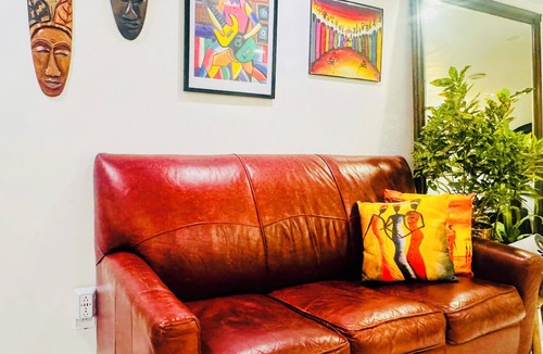 Canarsie House | Charming Master En-Suite in Brooklyn Location. Book your stay today!