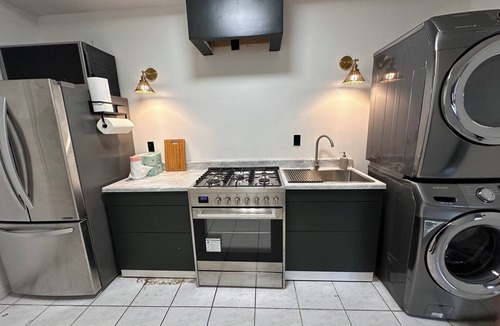 Far Rockaway House | Charming One Bedroom Townhouse, Ground Floor - 10mins to Rockaway Beach