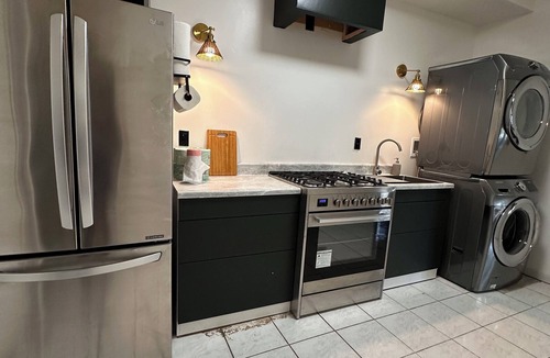 Far Rockaway House | Charming One Bedroom Townhouse, Ground Floor - 10mins to Rockaway Beach