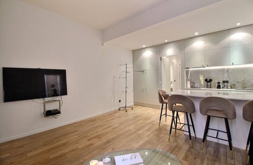 Les Halles Apartment | Charming & Quiet - 2 Bedroom, 1 Bath Apartment - Louvre & Rivoli