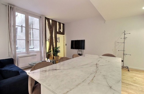 Les Halles Apartment | Charming & Quiet - 2 Bedroom, 1 Bath Apartment - Louvre & Rivoli