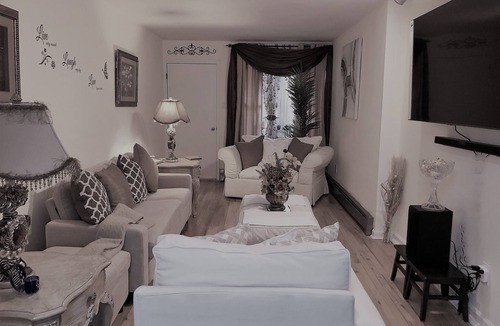 Canarsie House | Chekells Cozy 2 Bedroom ground fl