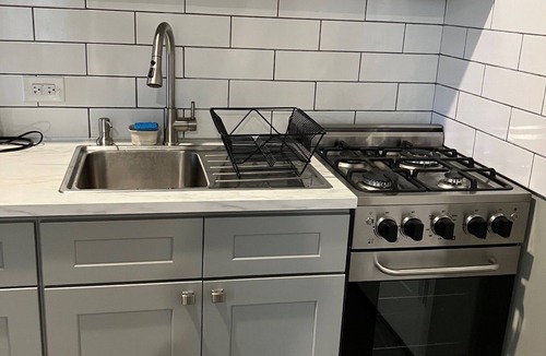 Brighton Beach Apartment | Chic 1-bedroom with AC and WiFi in trendy Brooklyn