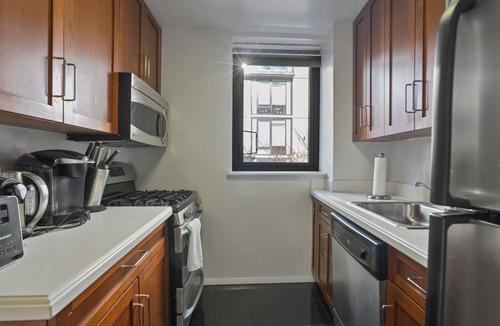 Midtown West Apartment | Chic 1-bedroom with WiFi & AC in vibrant New York