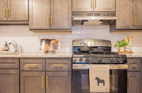 Harlem Apartment | Chic Designer Apt for 6, City Skyline Views, near Times Square!