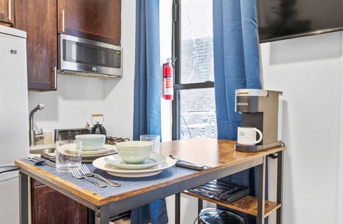 East Village Apartment | Chic East Village 1BDR | Fast WiFi + Desk + Netflix + Discounts for Long Term (3+ month) Stays