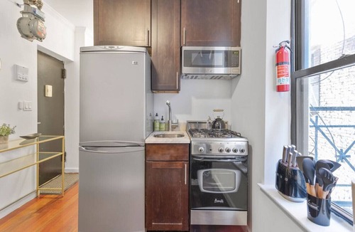 East Village Apartment | Chic East Village 1BDR | Fast WiFi + Desk + Netflix + Discounts for Long Term (3+ month) Stays