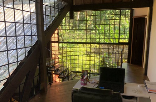 Guapimirim House | Cinematographic house facing the waterfall