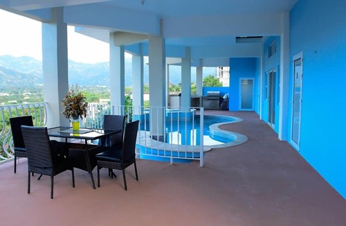 Eastwood Park House | City View Kgn Luxe 1-2 BDR Pool Deck View