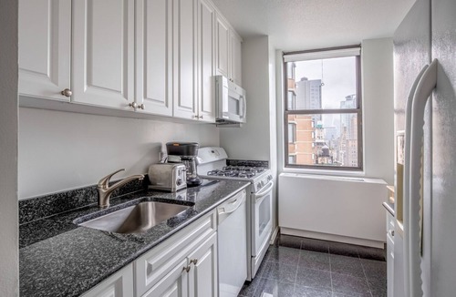 Tudor City Apartment | Clean Kips Bay 2BR w/Gym & Doorman, nr Comedy & Theater, by Blueground