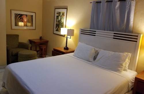 Kingston Apartment | Comfortable Apartment 1BR King Bed with AirCon