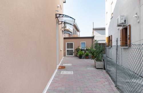 Peraga House | Comfortable room with private bathroom is part of the San Vincenzo Rooms Guest House and is perfect for 2 guests. The accommodation is located in the renovated building in Vigonza, which is 10 minutes by car from the center of Padua and on the direct rou