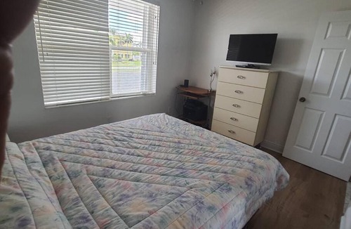 Sunrise Park Apartment | Contemporary 2-bed 2-bath condo