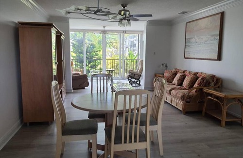 Sunrise Park Apartment | Contemporary 2-bed 2-bath condo