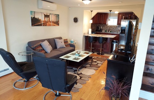 Canarsie House | Conveniently located Brooklyn House With Lots Of Charm!