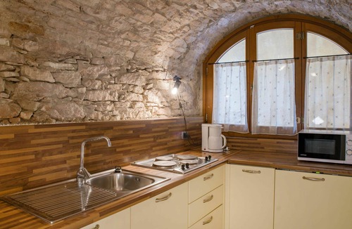 Pulciano Apartment | Cosy apartment for 4 people with pool, WIFI, A/C, TV, patio and pets allowed