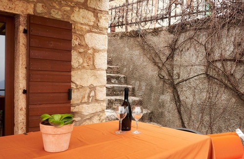 Caprino Veronese House | Cosy apartment in villa for 2 guests with WIFI, TV and terrace