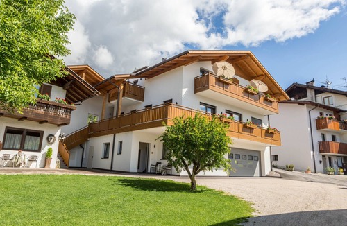 Tirolo Apartment | Cosy Apartment “Ferienwohnung Typ C” with Wi-Fi & East View