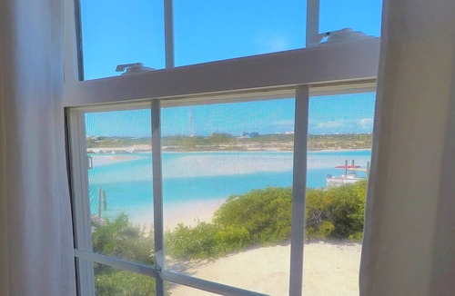Staniel Cay House | Cottage on Private Beach with Boat Dock.