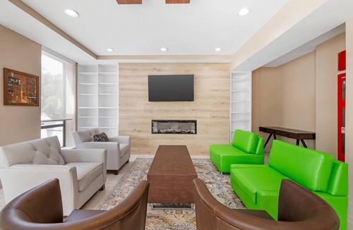 Travis - Chelsea Hotel | Country Inn & Suites by Radisson, Staten Island