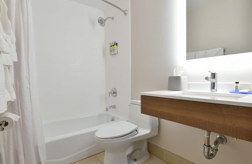 Travis - Chelsea Hotel | Country Inn & Suites by Radisson, Staten Island