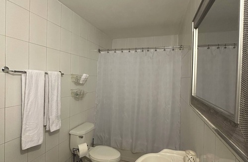Kingston House | Cozy 1-bedroom in Kingston with AC, Hot Water, WiFi, Full Kitchen and Parking