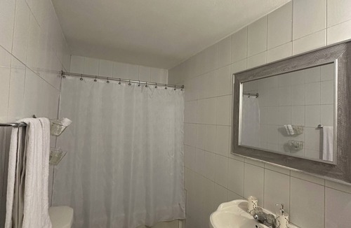 Kingston House | Cozy 1-bedroom in Kingston with AC, Hot Water, WiFi, Full Kitchen and Parking