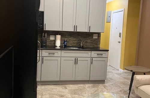 Brooklyn Apartment | Cozy 1 bedroom suite in tree lined block Near Kings Theatre in Brooklyn, NY.