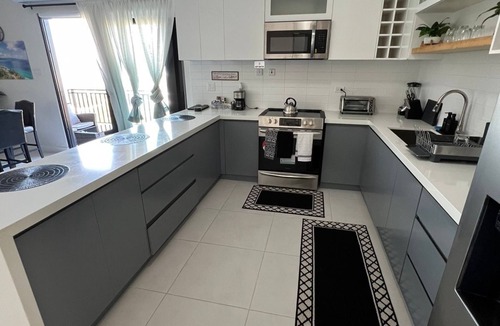 New Kingston Apartment | Cozy apartment in new Kingston w/rooftop pool, super close to A/C Marriott.
