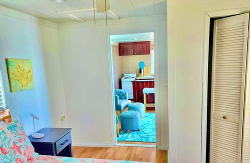 Tar Bay Apartment | Cozy Beachfront Suite with balcony