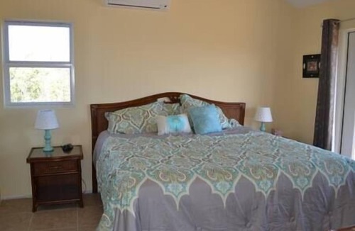 William's Town House | Cozy Cottage with beautiful Ocean Views! Minutes to TOC!