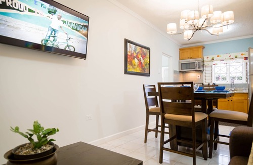 Eastwood Park House | Cozy Garden Suite near Sovereign On The Boulevard, Red Hills