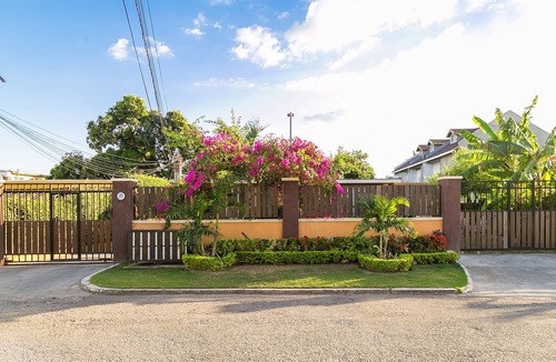 Eastwood Park House | Cozy Garden Suite near Sovereign On The Boulevard, Red Hills