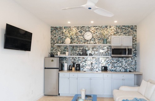 Farmer's Hill Cottage | Cozy two-bedroom two bathroom on white sandy beach